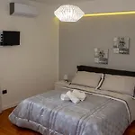 Xenia بومبيي